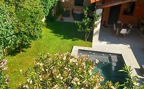Mas De Ville Avec Piscine Dans Son Cocon De Verdure - Esprit Industriel